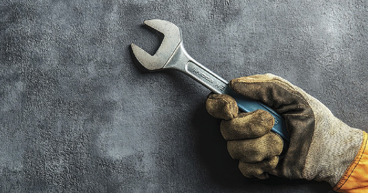 تنظيف العدد اليدوية